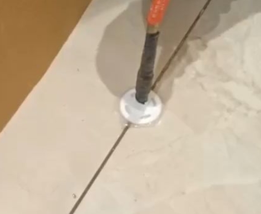 托克托瓷砖空鼓维修公司专业解答瓷砖在铺贴过程中，如果没有涂抹均匀到位的粘结材料（如水泥砂浆或瓷砖胶），可能会导致以下问题
